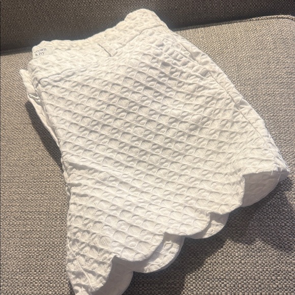 Crown & Ivy White Textured Scalloped Shorts - Picture 4 of 5